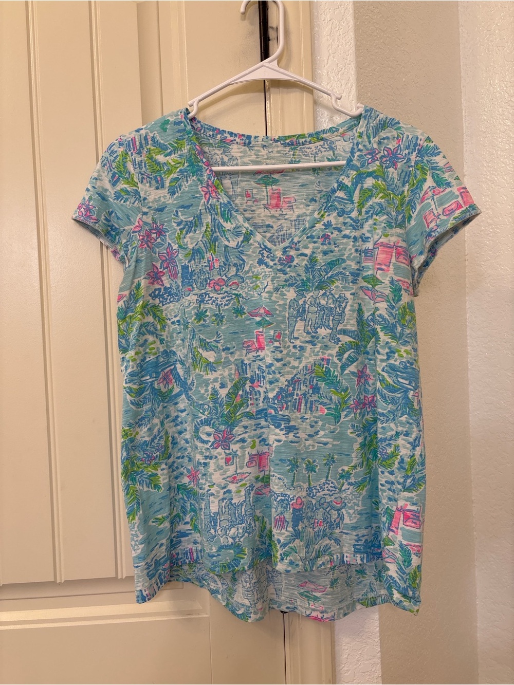 Lilly Pulitzer Etta V-Neck Tee Medium What A Lovely Place Blue Tropical Top